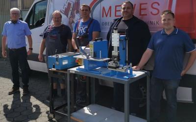 Mitarbeiter der Mewes Oberflächtentechnik GmbH bei der Polyhose Schlauchschulung
