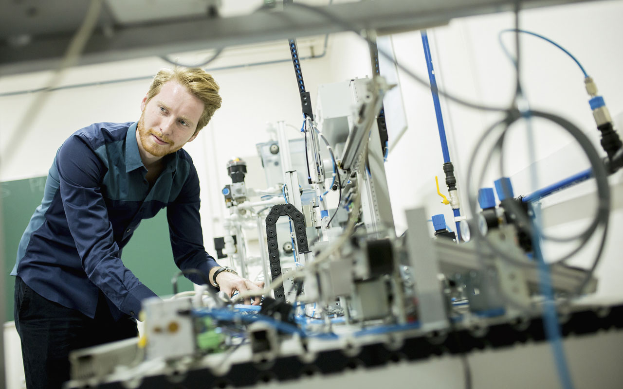 Werkstatt mit einer arbeitenden Person an der Werkbank