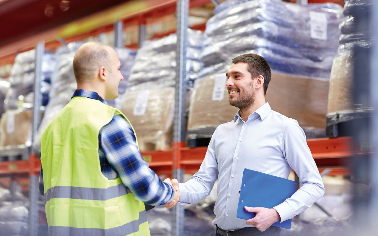 zwei Personen üben einen Handschlag aus